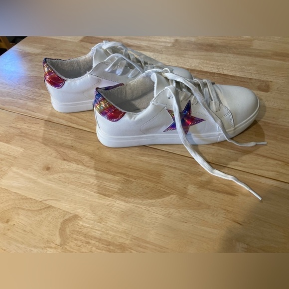 Steve Madden shoes in size 6. Has shiny star & shiny part on back of shoe - Picture 10 of 10